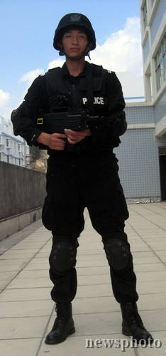 组图:中国特警展示便携式激光眩目枪 (2)