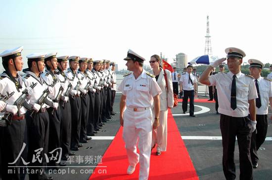 组图:加拿大海军军官参观中国海军541舰