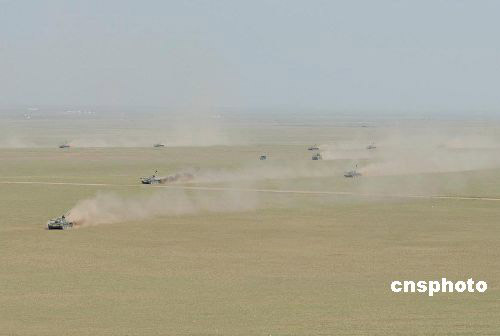 组图:北京军区坦克分队激光模拟交战(4)