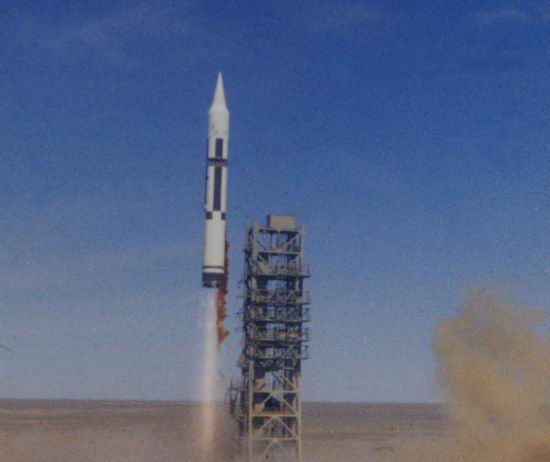 中国第一次发射远程运载火箭