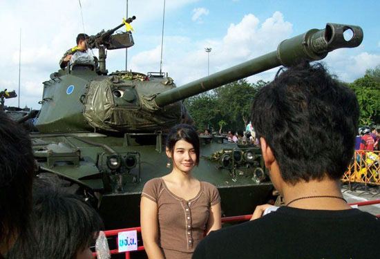泰国政变军方禁止性感女郎在坦克前跳舞 (2)