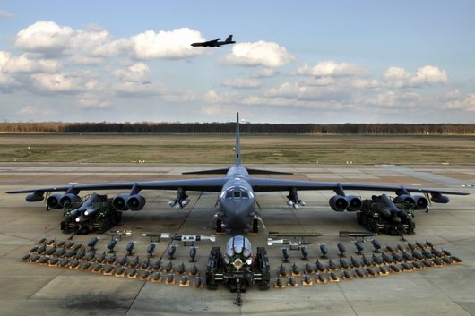 2006年2月2日,巴克斯代尔空军基地,一架b-52型轰炸机正展示其强大的