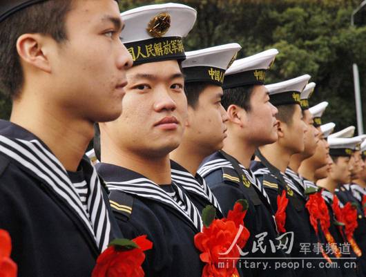 驻沪海军首批退伍大学生水兵重返母校就读(3)