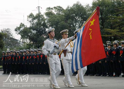 组图:驻沪海军首批退伍大学生水兵重返母校就