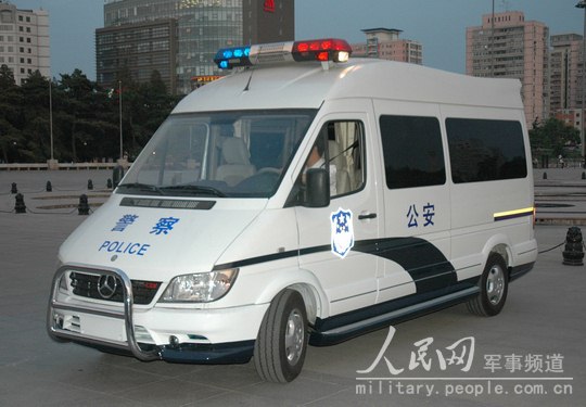 根据用户的不同配置要求,这种奔驰指挥车的价格约为80万~110万人民币。
摄影:人民网军事记者 杨铁虎