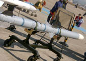 美國正在研制反導型AIM-120導彈