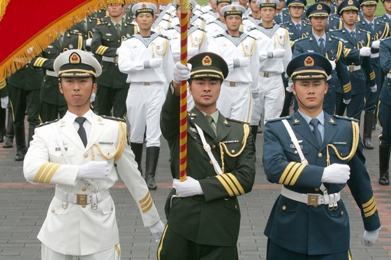 这是陆海空三军仪仗队礼宾服.