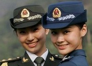 中国女兵换发新军装 