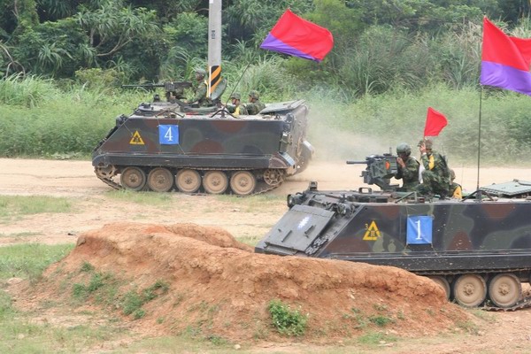 台湾"汉光22号"军事演习中,一支扮演解放军的m113型装甲车队在进攻.