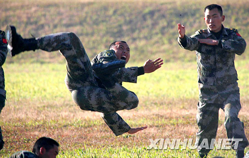 这是中方参训部队士兵进行格斗演示.