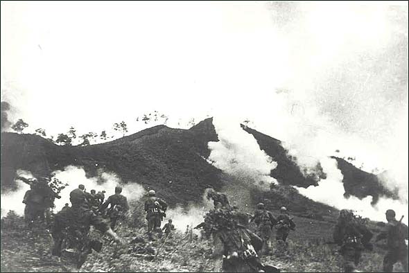 资料图片:金城反击战中,在炮火掩护下,成愿军向敌发起进攻.