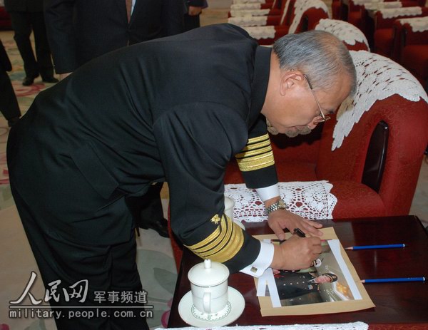 组图：日本自卫队联合参谋长为人民网记者签名留念军事人民网