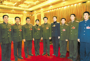 胡锦涛主席和部分军队基层人大代表合影