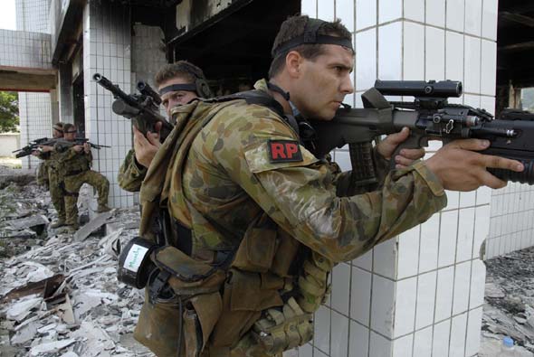 组图:澳大利亚陆军战术小组的巷战训练 (4)
