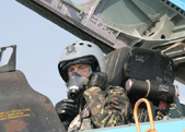 組圖：烏克蘭總統親自乘戰機飛行
