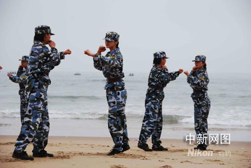 组图:海军陆战队女兵练精兵 提高实战对抗能力