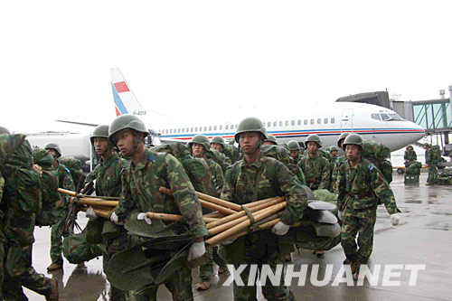 组图:空降兵某部赴汶川地震灾区救援官兵抵达