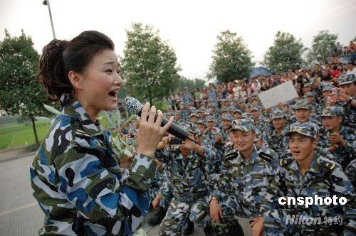 图片新闻:宋祖英用歌声慰问抗震救灾海军陆战