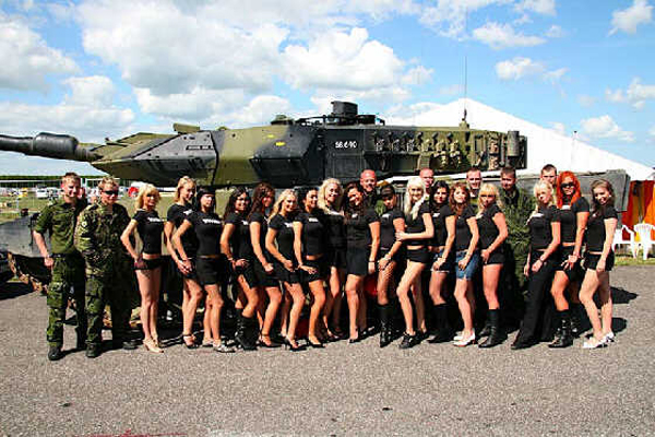 被靓丽模特 包围 的豹2A5主战坦克 (10)