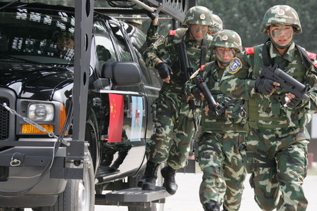 这是中国武警"雪豹突击队"队员在进行快速集结训练
