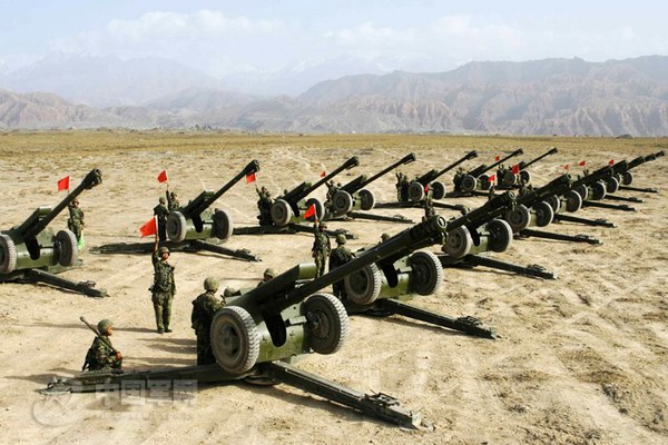 组图:新疆军区某团新型火炮列装后迅速形成战