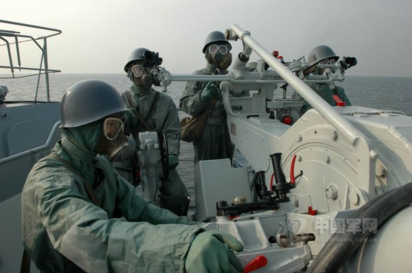 图闻:南海舰队某部演练防核武器袭击时对空防