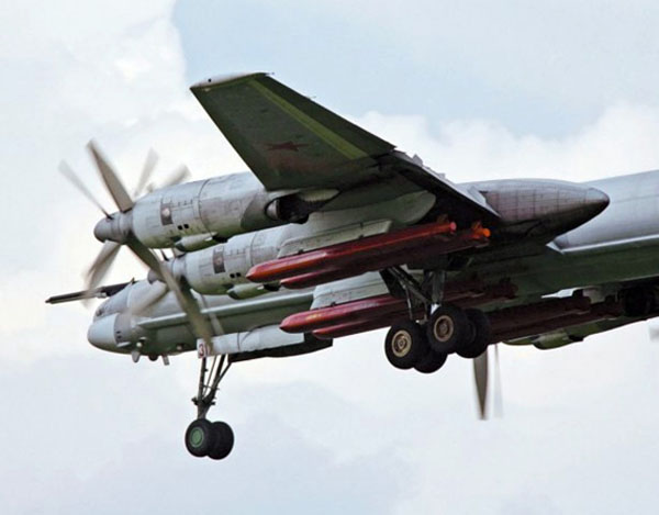 俄两架战略轰炸机降落在委内瑞拉军用机场 (2
