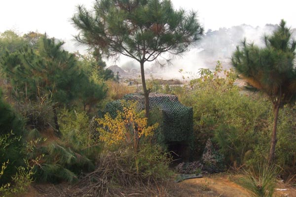 二炮某部模拟战场环境磨砺防化官兵处突能力