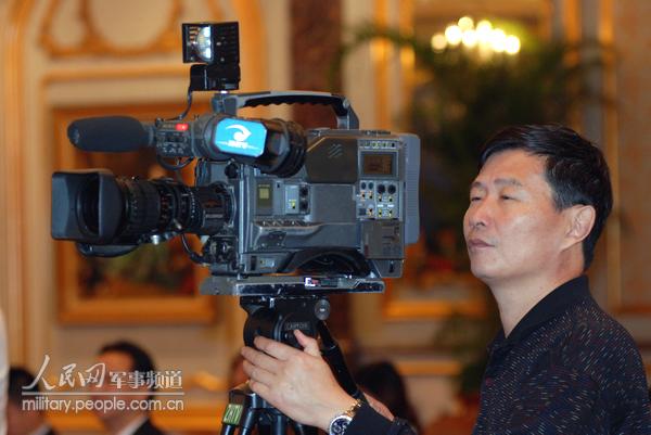 珠海电视台摄像记者拍摄新闻发布会实况