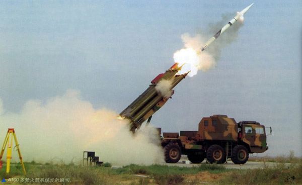 中国最新卫士2D火箭炮射程400公里有制导系统