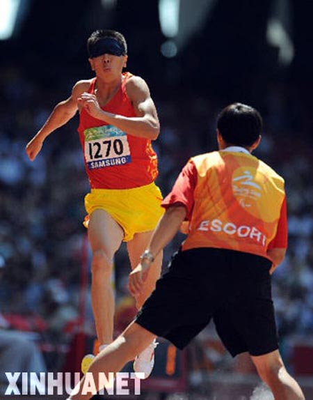 军队残疾人代表:精神高地上英模群雕 (2)