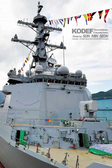 韩国第二艘宙斯盾驱逐舰"栗谷李珥"(yulko yi)号前甲板与舰桥