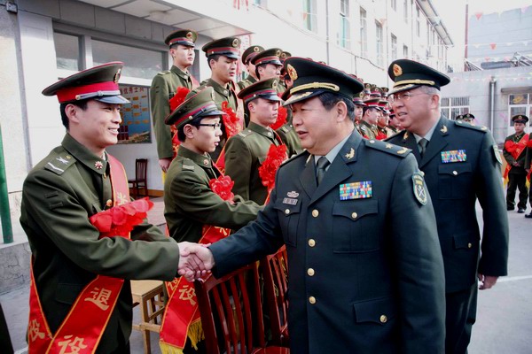 组图:山东省军区司令员谈文虎看望退伍老兵