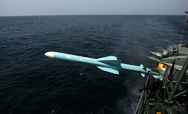  伊朗 在 阿曼 湾举行大规模军演测试现代化武器-