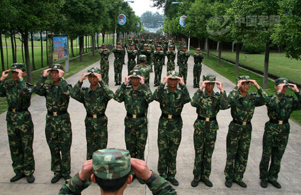 空军直招士官在空降兵某部接受入伍训练