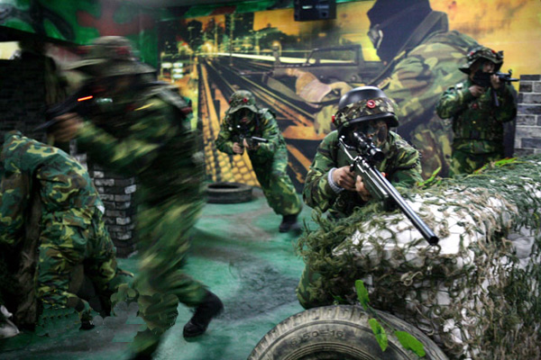 我军首个真人CS对抗基地亮相大受部队欢迎 (3