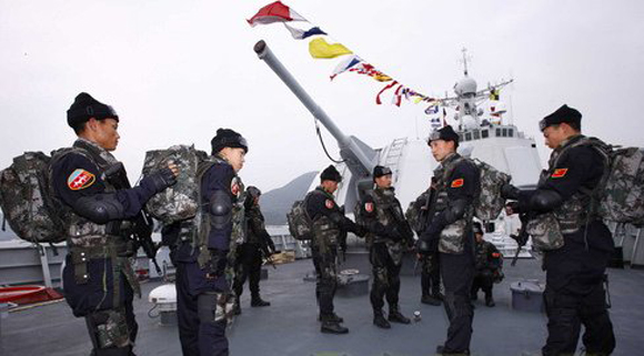 中国海军特战队整装待发打海盗 (2)