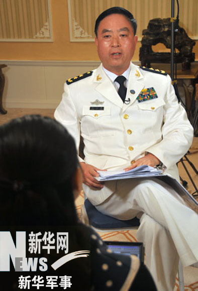 4月20日,海军副司令员丁一平在青岛接受新华军