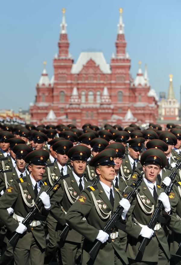 当日,俄罗斯举行盛大阅兵式,庆祝卫国战争胜利64周年.