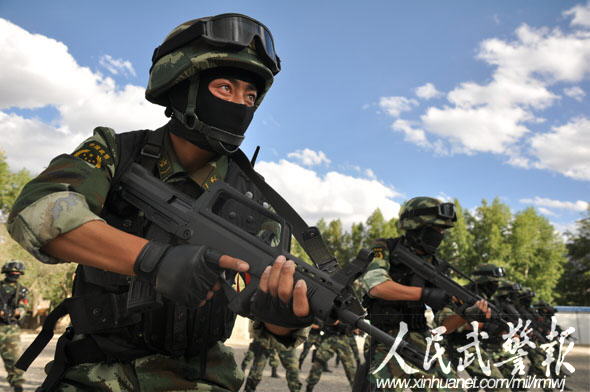 迎七一武警西藏反恐精英党旗下宣誓不辱使命 