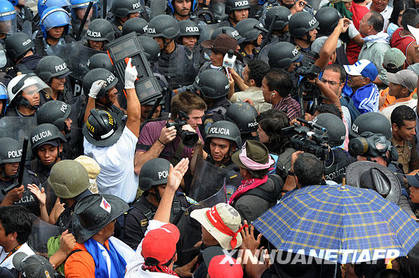 组图:洪都拉斯首都机场发生骚乱 (2)