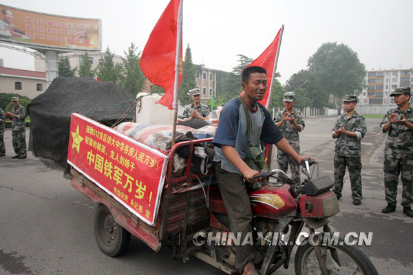 组图:张富全骑摩托车七天六夜赶赴铁军慰问