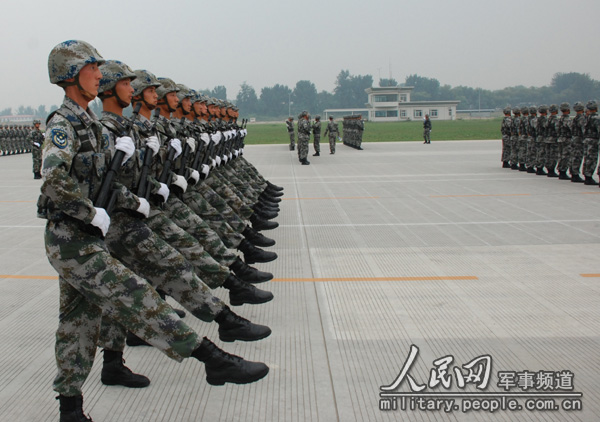 神勇的空降兵受阅官兵正在北京沙河阅兵村加紧训练,等待祖国神圣检阅