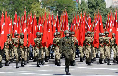 土耳其军队在首都安卡拉举行阅兵式