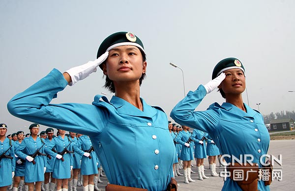 阅兵场上<em>女人花</em>:女民兵方队--军事--人民网