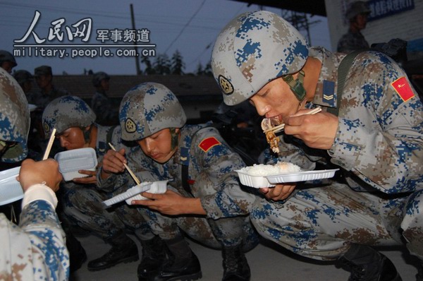 手机快报:空降兵战车方队抵京 晚餐吃上丰盛盒