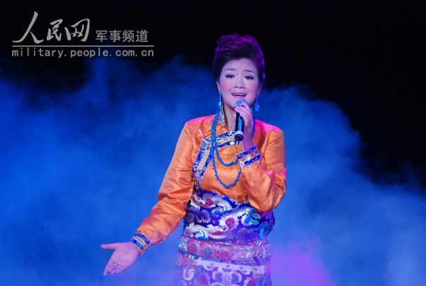西藏军区文工团女歌手降央卓玛演唱