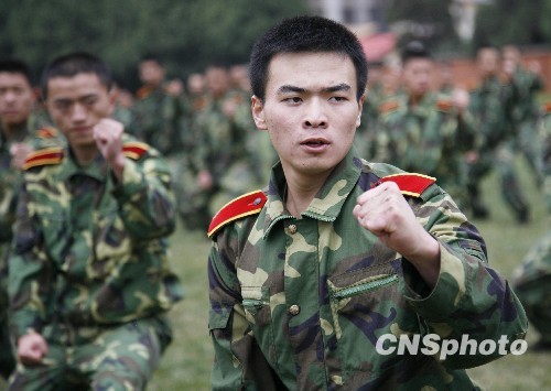 组图:中国首个少数民族国防生班学生成绩优异
