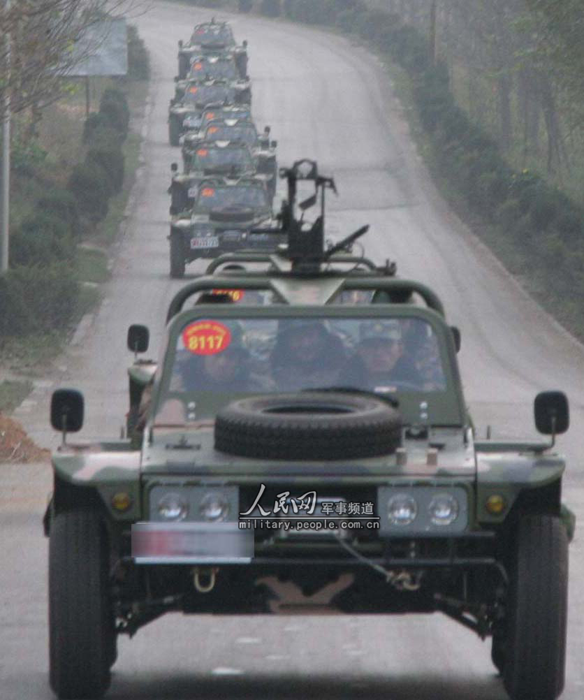 高清图片:中国伞兵突击车编队摩托化行军