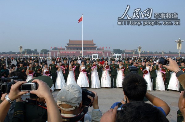 武警礼服婚纱照_军人礼服婚纱照图片(3)